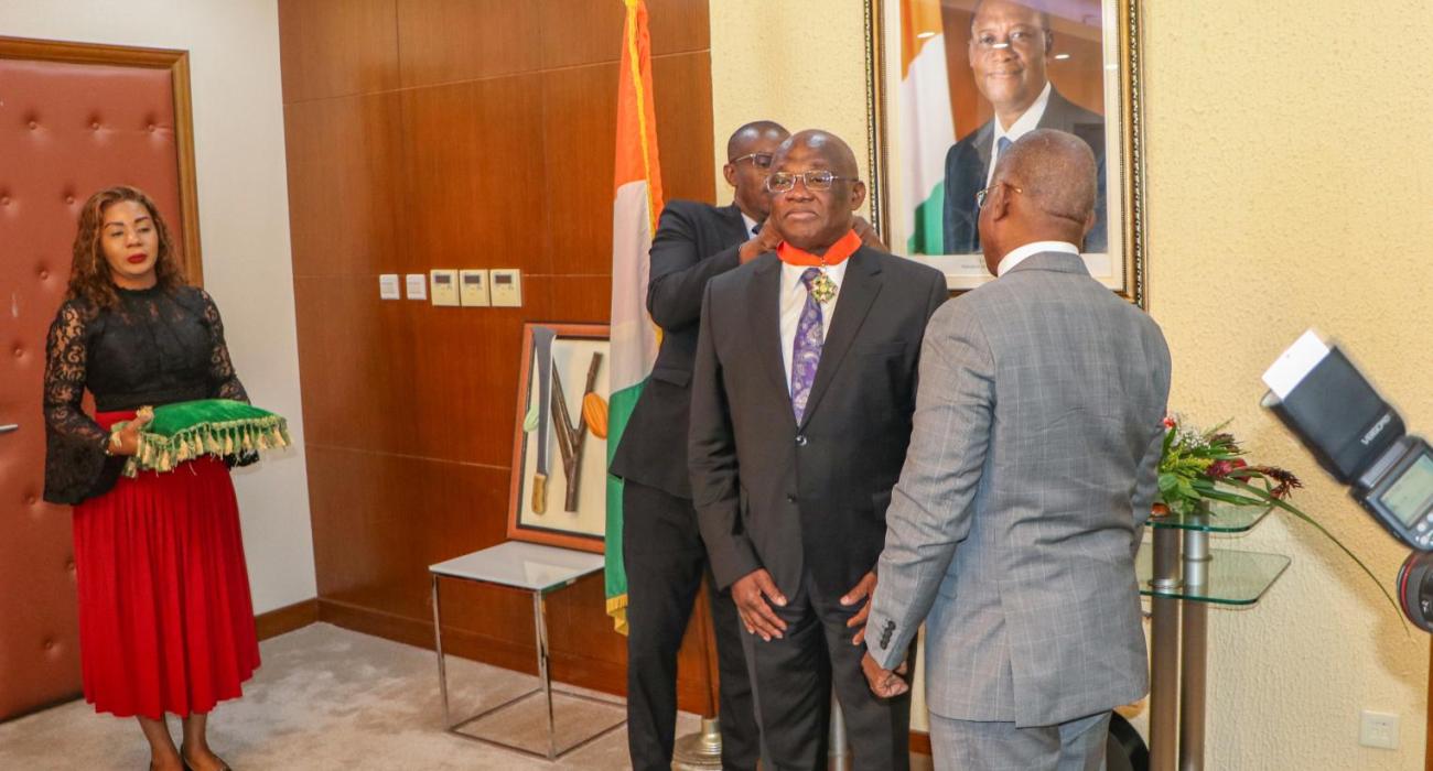 Remise de la médaille au Dr Yameogo, par le Ministre des Affaires Étrangères