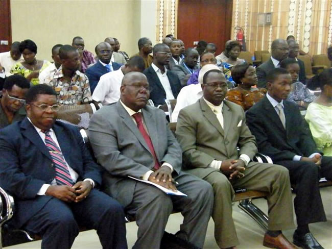 19 Participants à la revue à mi-parcours de la stratégie de coopération Togo-OMS 2009-2013.jpg