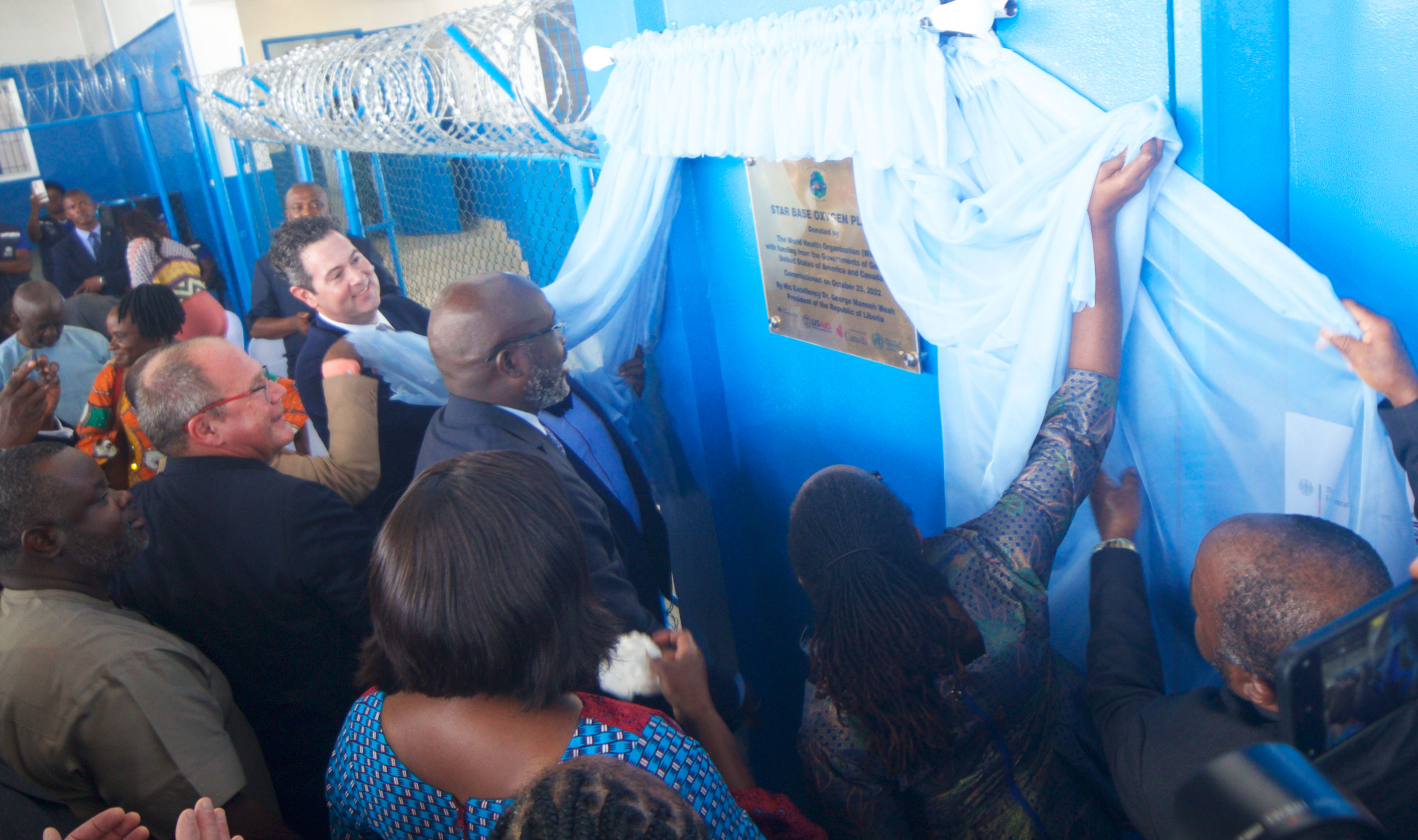 President Weah unveiling plaque on the Oxygen Plant during the commissioning ceremony 
