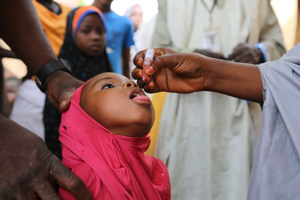 A girl receives two drops of oral polio vaccine during a polio campaign in Sokoto, Nigeria, 2017 © WHO/J Swan