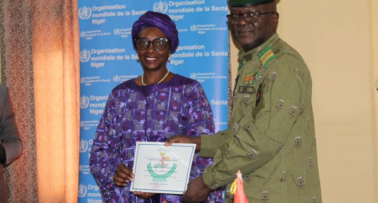 Le ministre a remis le témoignage de satisfaction envers Dr Blanche Anya, Représentante de l'OMS Niger