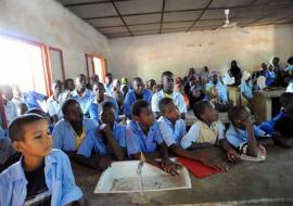 01 Jeunes élèves du CEG 1 de Niamey, écoutant attentivement 