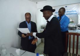 Le Dr Akpa R. GBARY, Représentant Résident de l’OMS/Bénin remet au Dr José BIEY, meilleur responsable 2011 de l’OMS/Bénin, son diplôme