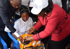 Le Ministre ivoirien de la santé à donné le coup d’envoi du premier passage des JNV polio pour l’année 2012 en vaccinant ce nouveau-né. Son geste a été suivi par tous les partenaires dont le Représentant de l’OMS