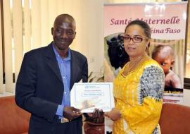 Le lauréat pose avec Dr. Djamila Cabral, Représentant de l’OMS au Burkina Faso