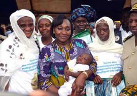 Madame la Ministre (avec le bébé) a donné un message fort aux populations de Tiassalé pour se prémunir contre le paludisme