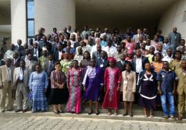 01 Photo de famille des officiels avec les participants a l ouverture des travaux, le mardi 19 juin 2012 au palais des congrès a Cotonou