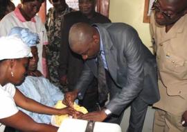 Le Ministre de la santé vaccinant un enfant dans le Centre de santé de Kassopo à Kamsar