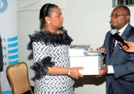 La Première Dame de la RDC, Mme Olive Lembe Kabila recevant symboliquement des médicaments antipaludéens de la part du Ministre de la Santé Publique lors du lancement officiel à Kinshasa de la campagne de sensibilisation sur l’Initiative: Faire reculer le Paludisme et l’élimination de la transmission du VIH de la Mère à l’Enfant