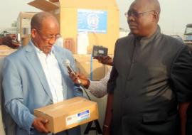 De gauche à droite : Le Ministre de l’Urbanisme et de l’Habitat, M.Hassan Nguéadoum s’apprêtant à recevoir des mains du Représentant de l’OMS, un échantillon de médicament
