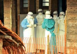 Le Ministre de la Santé, le Représentant de l’OMS et la Ministre provinciale de la Santé en tenue de protection avant leur entrée dans le centre d’isolement des malades d’Ebola mis en place par MSF à Isiro, Chef-lieu du Haut-Uélé
