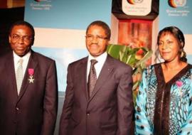 La photo souvenir de la décoration: le Directeur Régional de l’OMS/AFRO et le Représentant de l’OMS arborant leurs médailles posent avec le Ministre de la Santé Publique
