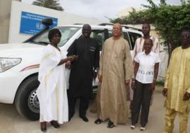 Le Représentant de l’OMS remet les clefs du véhicule au Pr Ousmane du LEV. A leur côté le Conseiller MAL, le Conseiller EDM, l’Assistance du WR et le chargé de la Documentation.