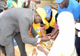 L’acte vaccinal posé par M. Youssouf H. Moussa, Secrétaire d’Etat à la santé marquant officiellement le lancement des AVS de riposte dans le Lac