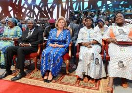 La premiere Dame Dominique Ouattara entouree par le Premier Ministre Duncan et la Ministre de la sante