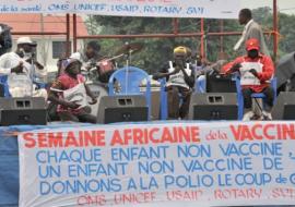 Vue partielle d’un orchestre local d’animation composé des anciennes victimes de la polio et chantant pour sensibiliser les parents en faveur de la vaccination à Kinkole, zone de santé située à l’Est de la capitale de la RDC