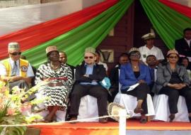 Une vue de la tribune des officiels lors du lancement de la SAV/SSME. De gauche à droite : Mme La Ministre de la Santé Publique, Mme le Représentant de l’OMS, Mr le Représentant UNICEF, lareprésentante l’UNFPA, Le Président de Lions First insight