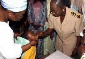 Le Gouverneur de la Région de Dakar administre la vitamine A à un pensionnaire de la Case des Tout-Petits