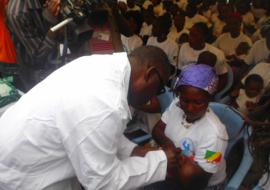 Le Ministre de la Santé vaccinant un enfant contre le rotavirus