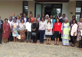 Photo des participants, facilitateurs autour de Dr Lucile Imboua, Représentant de l’OMS au Togo