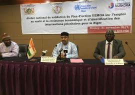 Une vue des officiels à l’ouverture de la rencontre avec de gauche à droite: le Ministre de la Santé Publique, le Ministre de l'Emploi du Travail et de la Protection Sociale et le Représentant de l’OMS au Niger