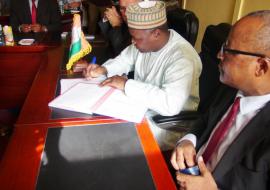Le Ministre de la Santé Publique Dr Idi Illiassou signant le document