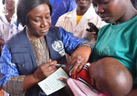 Le Representant de l'OMS au Burkina Faso vaccine un enfant contre la rougeole