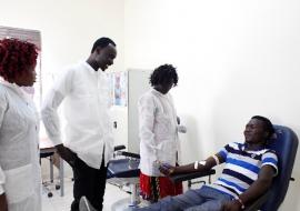 First-time donor Moses Alfons gives blood in Juba. WHO/ A. Câmpeanu