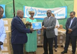 Remise officielle et symbolique d’un échantillon du lot de médicament au Secrétaire Général du MSP par la Représentante par Intérim de l’OMS au Niger avec le Représentant de la FAO assurant l’intérim de la Coordinatrice du système des Nations Unies