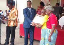 Dr Owen Kaluwa presenting a citation to a blood donor group