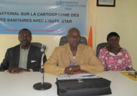 Une  vue  des  officiels  à  l’ouverture  avec  de  gauche  à  droite:  le  Directeur  Régional  de  la  Santé Publique  de  Dosso,  l’Inspecteur  Général  du  MSP,  la  Chargée  du  Programme  Urgences  sanitaires  de  l’OMS  Niger