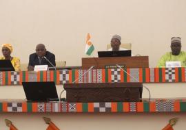 Une vue des officiels à l’ouverture de la journée avec de gauche à droite: la Représentante ai de l’OMS au Niger, le Secrétaire Général du MSP, le 2ème Vice-Président de l’Assemblée Nationale et le Président de la Commission des Affaires sociales et culturelles de l’Assemblée