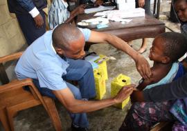 Riposte vaccinale contre la rougeole dans l'aire de santé de Badara, dans la zone de santé de la N'Sele, Ville-Province de Kinshasa. OMS/Eugene Kabambi