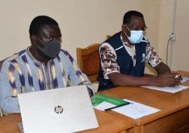 De gauche à droite, le Coordonnateur national de la riposte Covid-19, Dr Brice BICABA et M. Raymond MBOUZEKO, Consultant CREC/ OMS pendant la cérémonie d'ouverture de l’atelier 