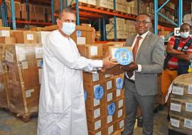 Réception du matériel par le  Ministre de la Santé et de la Lutte contre le Sida, des mains du Représentant de l’OMS  au Burundi ,Bujumbura le 26 Mai 2021.