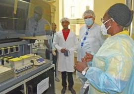 Le Représentant de l'OMS au Burundi a procédé à une visite guidée du laboratoire de l’INSP