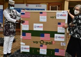 Remise symbolique du vaccin Johnson & Johnson par Madame l’Ambassadeur des Etats Unis au Burkina Faso, Sandra E. Clark (à droite).  A gauche, Le Ministre de la Santé, le Professeur Charlemagne OUEDRAOGO