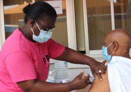 São Tomé e Príncipe atinge o objectivo global para a vacinação contra a COVID-19, vacinando mais de 10% da sua população.