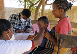 Trois ans après une grande épidémie, Madagascar choisit l’engagement communautaire pour lutter contre la rougeole.