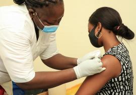 La vaccination anti-COVID-19 en Afrique a augmenté de près de trois quarts en juin 2022