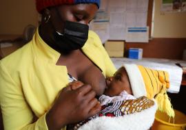   Em Moçambique, as mães que amamentam são encorajadas a receber vacinas contra a COVID-19  