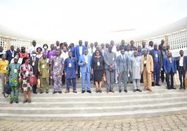 Photo de groupe des participants des Premières Journées Nationales dIinfectiologie du Bénin posant avec le Ministre de la Santé et le représentant de la Représentante Résidente p.i de l’OMS du 1er au 03 septembre 2022 au Palais des Congrès de Cotonou