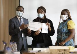 Remise d'attestation par Dr Zombré de l'OMS Côte d'Ivoire