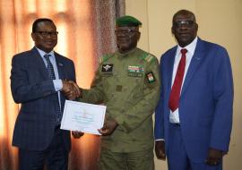 Le ministre a remis le témoignage de satisfaction envers Dr Léopold Ouédraogo, Représentant intérimaire de l'OMS Niger à côté du nouveau Représentant intérimaire, Dr Casimir Manengu