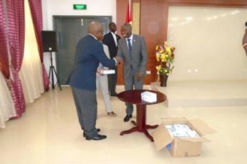 La remise du lot de thermomètres à Son Excellence Mr le Premier Ministre de la République de Guinée Bissau (à droite).