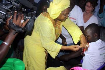 Le Ministre de la Santé et de l’Action sociale donne le coup d’envoi de vaccination contre la méningite A en administrant une dose du vaccin « MenAfriVac » au neveu du Maire de Kaffrine