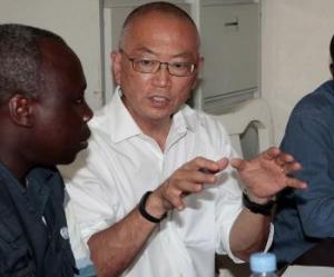 Dr Keiji Fukuda, WHO Assistant Director General for Health Security addressing WHO Ebola field response teams in Kenema