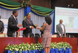 President of the United Republic of Tanzania handing over an award to a representative of the UN Agencies for outstanding partnership and support towards improvement of women and children’s health in Tanzania.