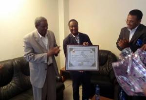 H.E. Abay Woldu, President of Tigray region handing over Certificate of appreciation to WHO Representative to Ethiopia