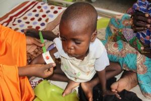 MUAC measurement shows child on malnutrition red alert Photo-WHO_Chima O